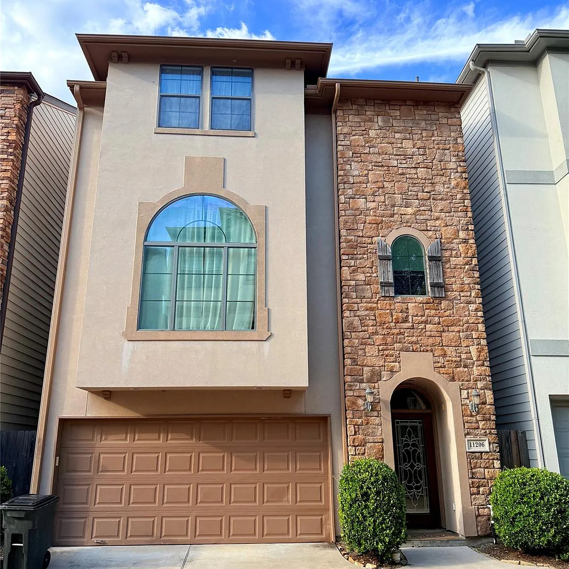 4 bed, 3.5 bath, 2888 sqft, $2,975 — Photo 2
