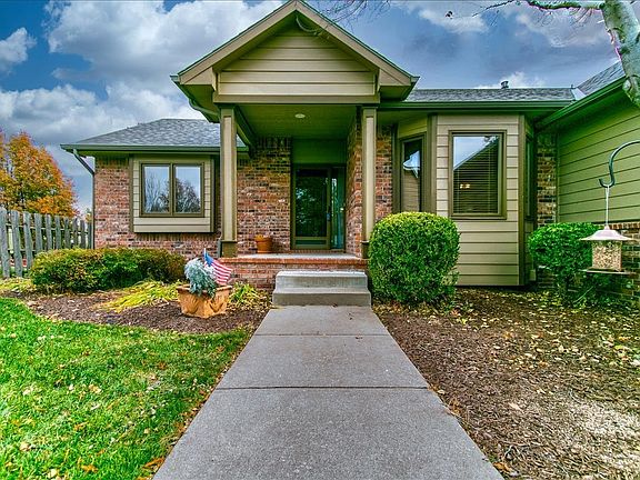 3rd image of 318 Clubhouse Cir