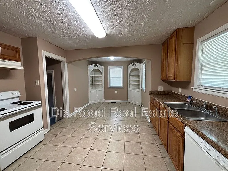 2827 Oxford Ave — Photo 8