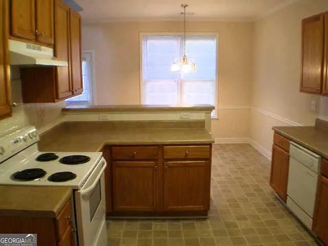 4 bed, 2.5 bath, 2324 sqft, $2,475 — Photo 4