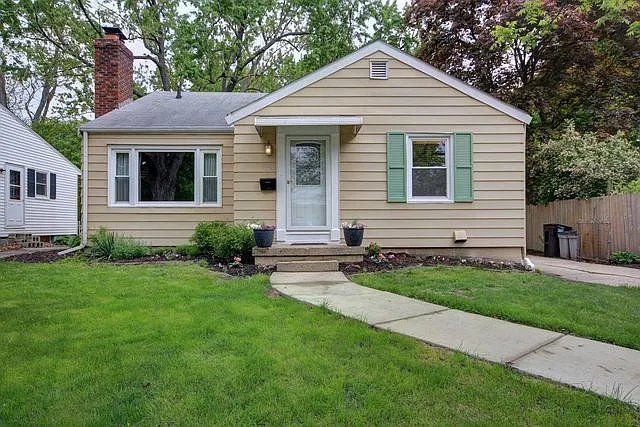 704 W John St photo 1