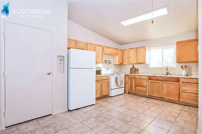 465 W Ivyglen St #112 — Photo 2