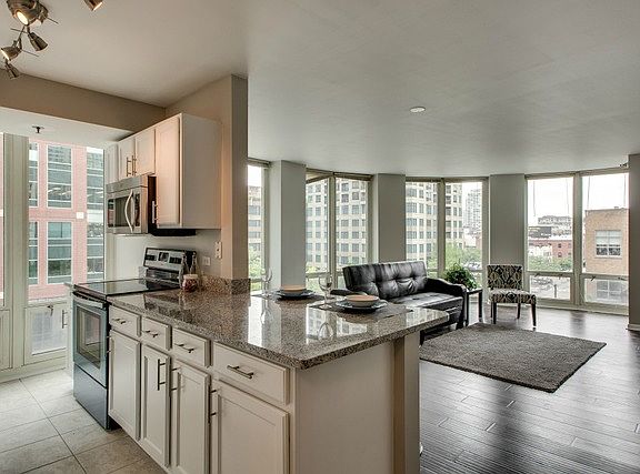 4th image of 345 N La Salle Dr APT 401