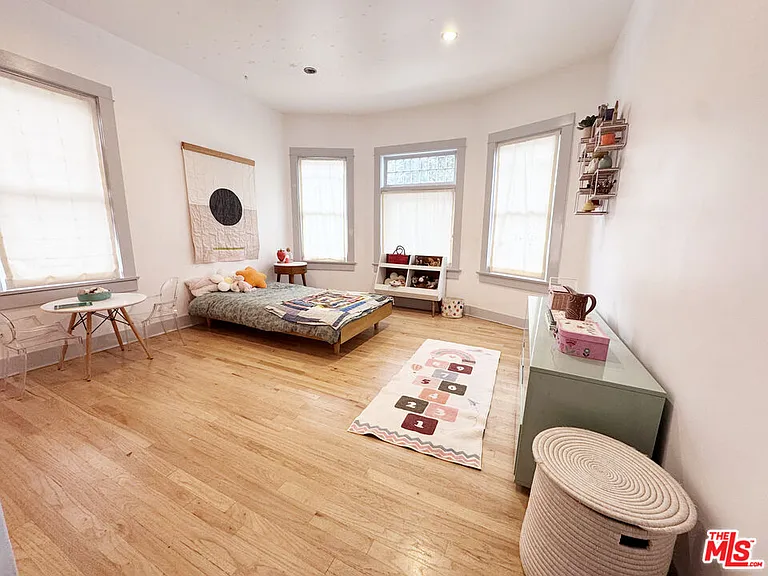 814 E Edgeware Rd — Photo 12