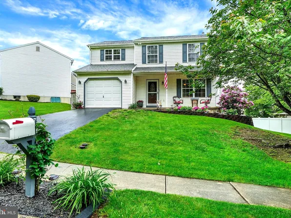 77 Patterson Dr, Robesonia, PA 19551