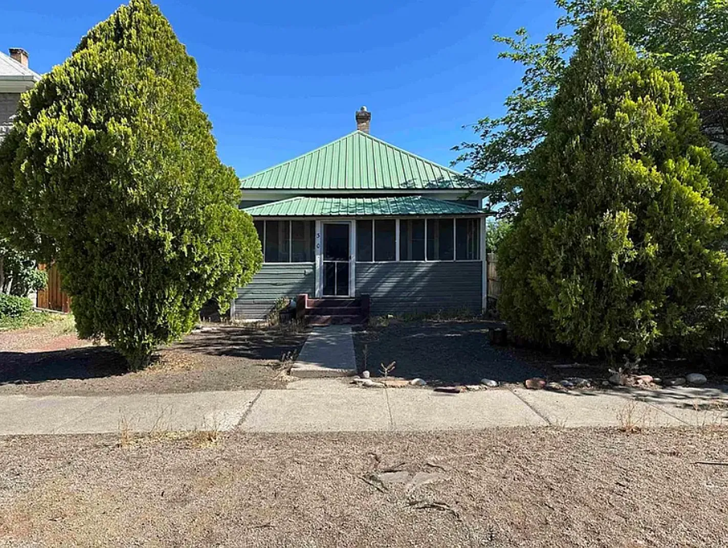 Beautiful Downtown 2-bedroom With Private yard — Photo 1