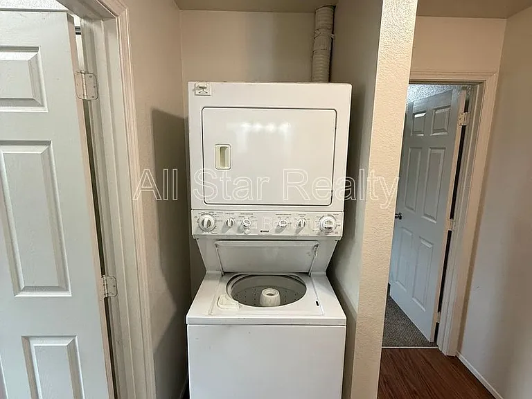 211 McCarrey St #2B — Photo 15