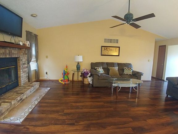 VAULTED CEILING IN LR