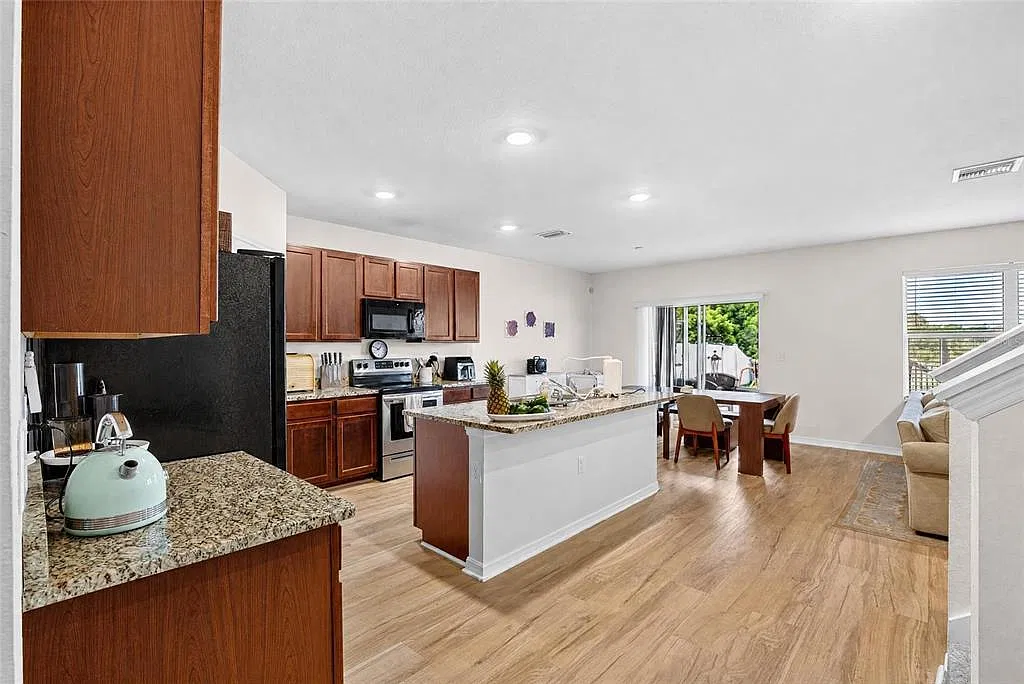 5 bed, 3.0 bath, 2674 sqft, $2,595 — Photo 4