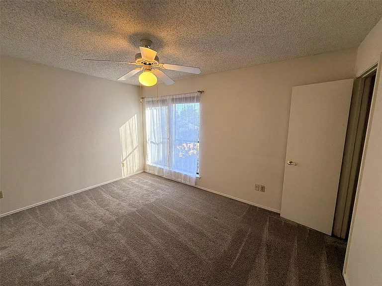 2327 Torrington Dr #C — Photo 10