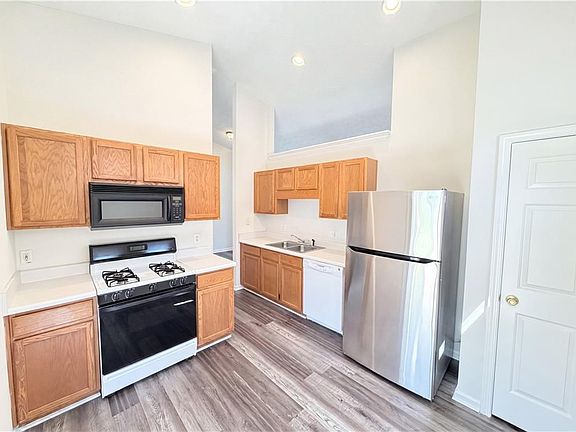4th image of 503 Oakleaf Ct