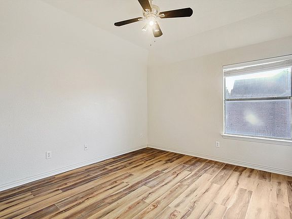 4th image of 404 Northshore Ct