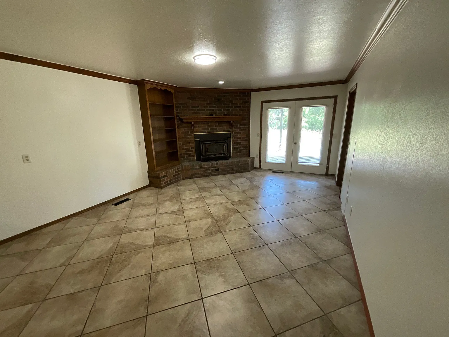 5 bed, 3145 sqft, $2,400 — Photo 3