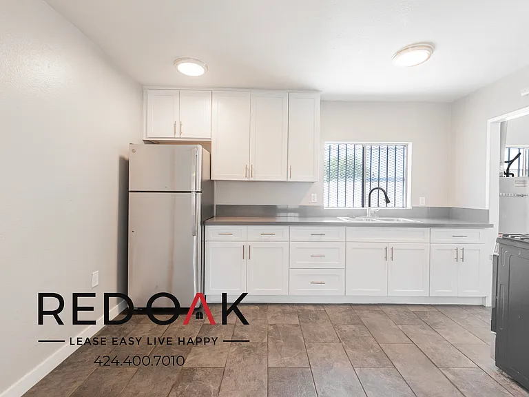 1182 E 52nd St #1184-1/2 — Photo 6