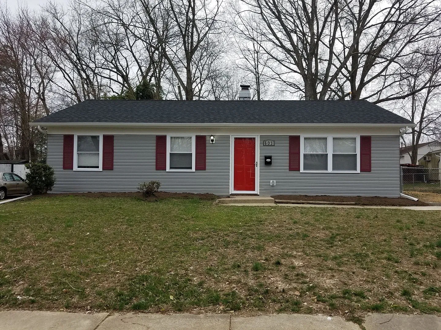 Edgewood - 3 Bedrooms and 2 baths Available! — Photo 1