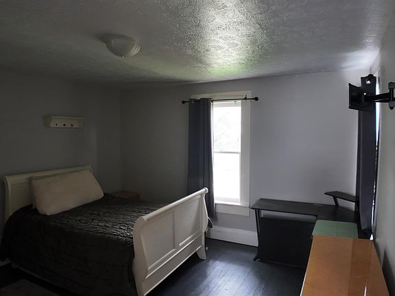 3rd image of 704 Prytania Ave