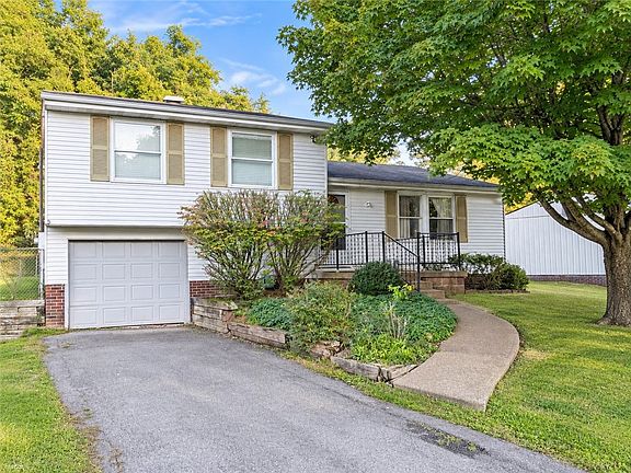 2nd image of 856 Mount Hood Dr