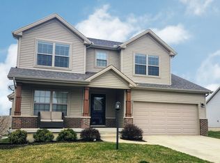 1616 Hunters Ridge Ct, Mahomet, IL 61853