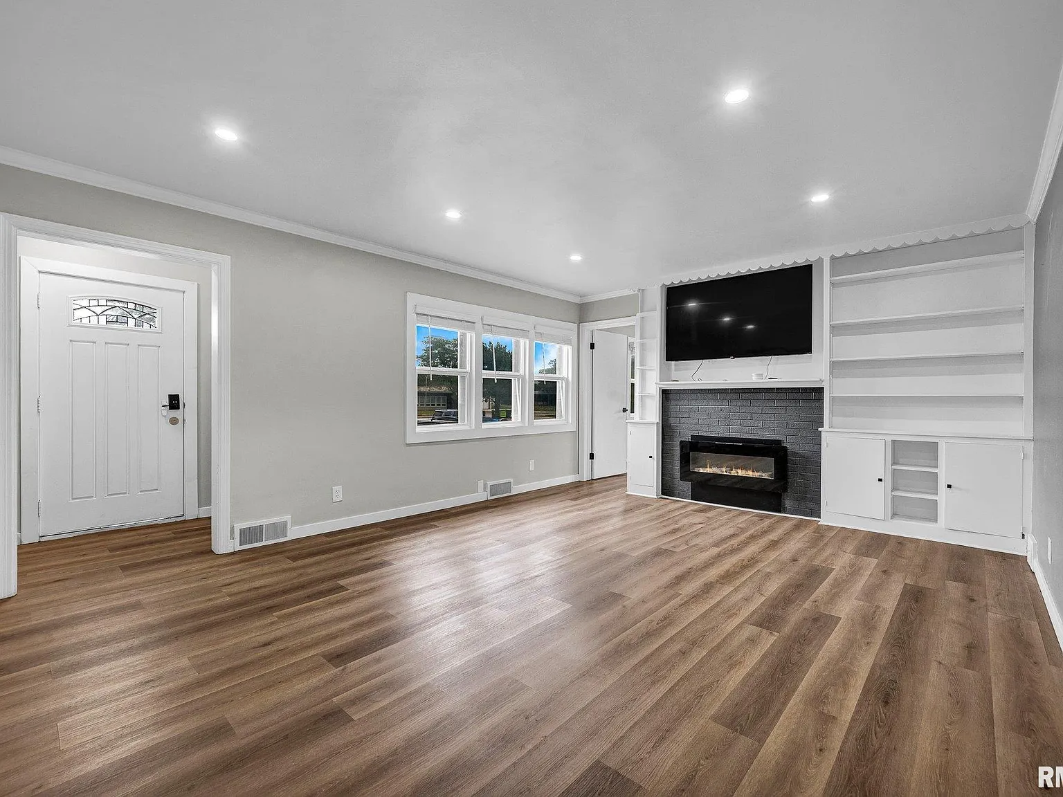 3 bed, 1.0 bath, 1287 sqft, $2,000 — Photo 3