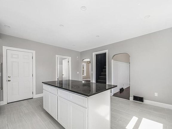 5th image of 105 Stamford Ave