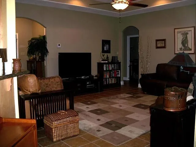 411 Delia Dr — Photo 2