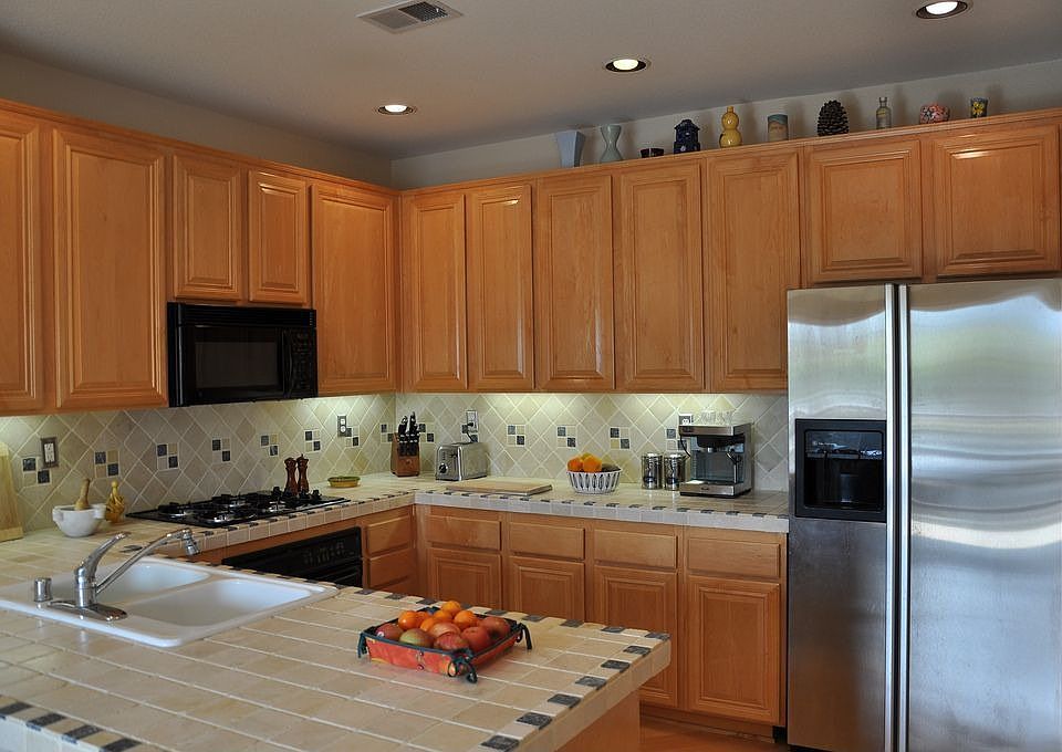 Kitchen 12x10, stainless steel appliances, tumbled marble countertops, maple h