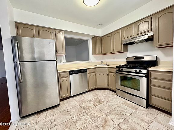 2nd image of 407 Hampton Ct
