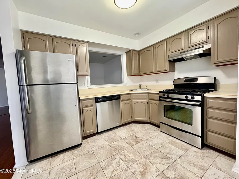 407 Hampton Ct — Photo 2