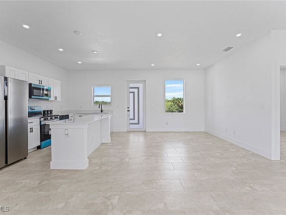 5th image of 1073 Barnett St E