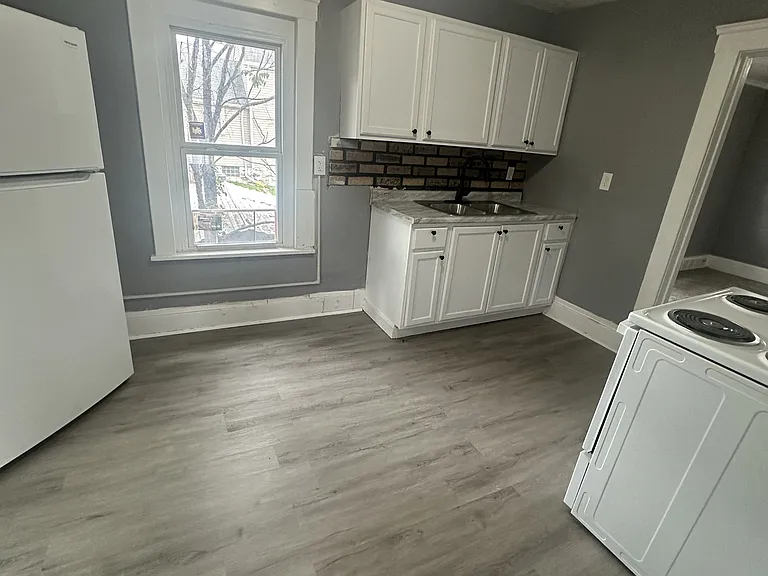 7613 Bancroft Ave — Photo 12
