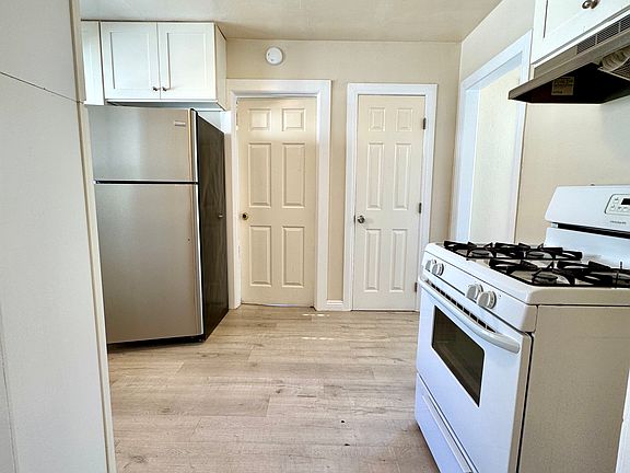 4th image of 4216 Woodlawn Ave #4218