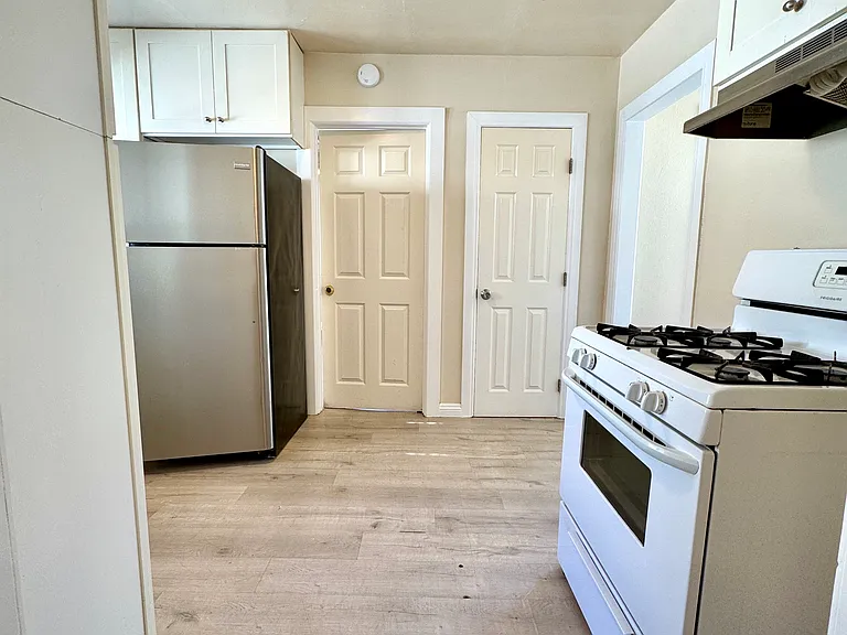 4216 Woodlawn Ave #4218 — Photo 4