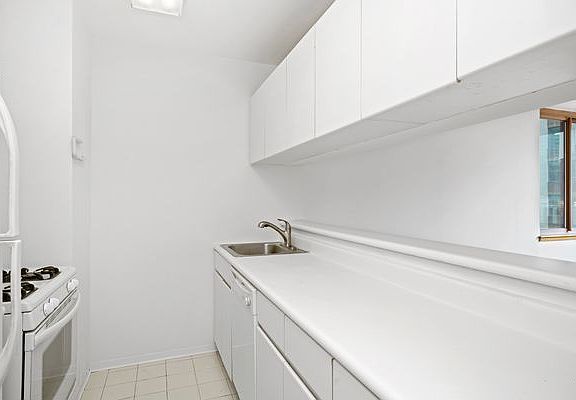 4th image of 235 E 40th St APT 27E