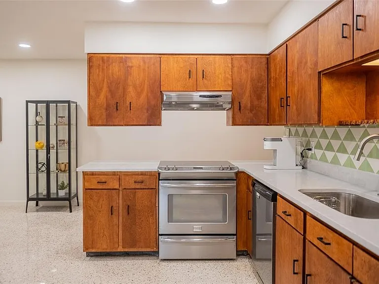 725 S Wilson Ave — Photo 6