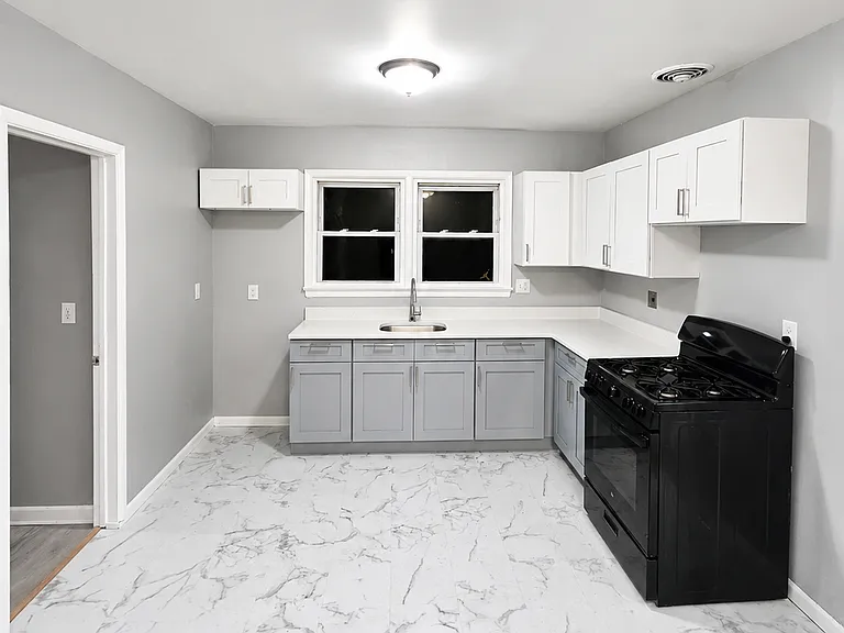 158 3rd Ave #2R — Photo 2