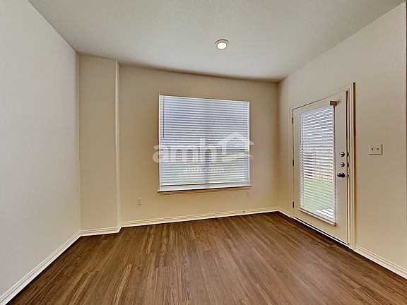 4th image of 2729 Meadowood Hts