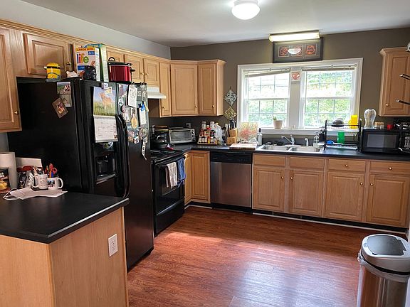 2nd image of 101 8th St #B