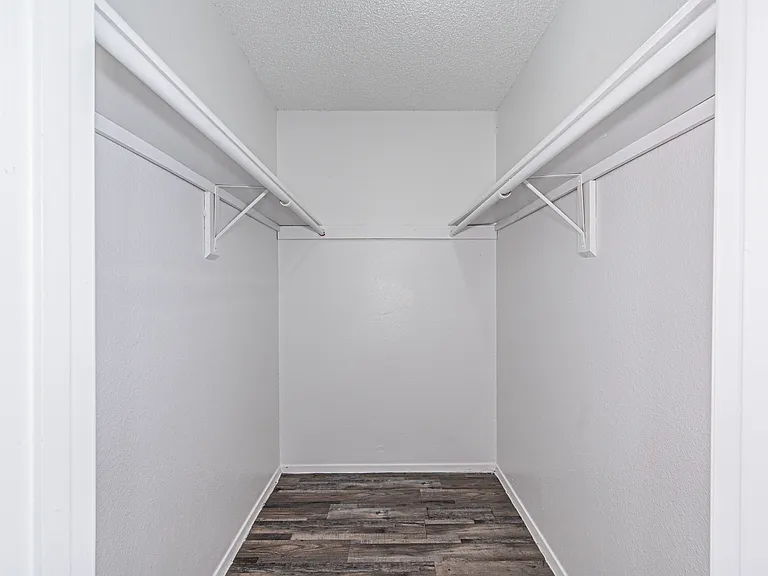Thorn Manor Apartments — Photo 18