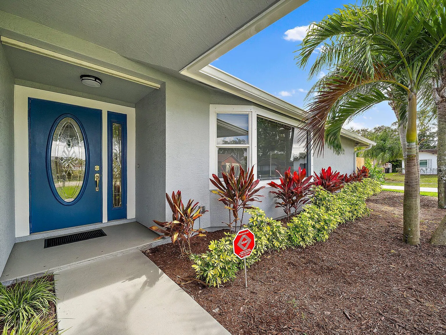 4 bed, 2.0 bath, 2652 sqft, $8,000 — Photo 2