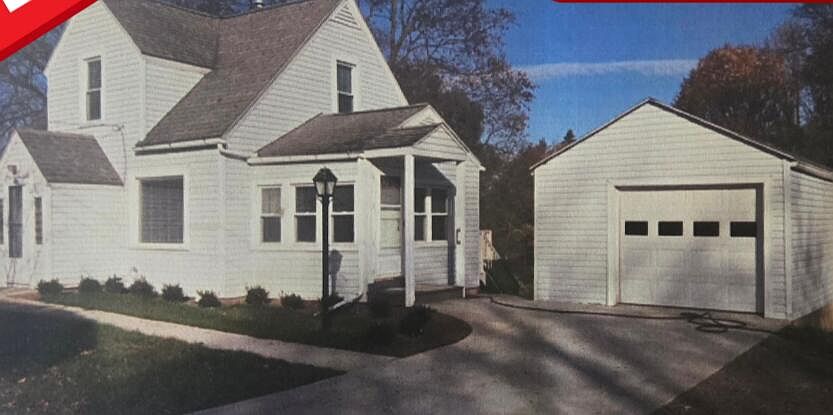1st image of 15 Lakeview Ct