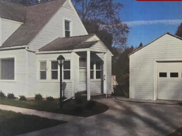 15 Lakeview Ct, Hillsdale, MI 49242