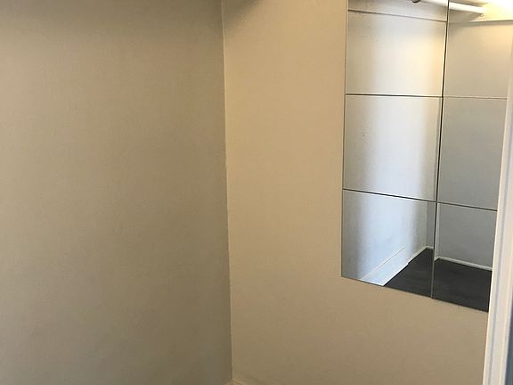5th image of 915 Grattan St #103