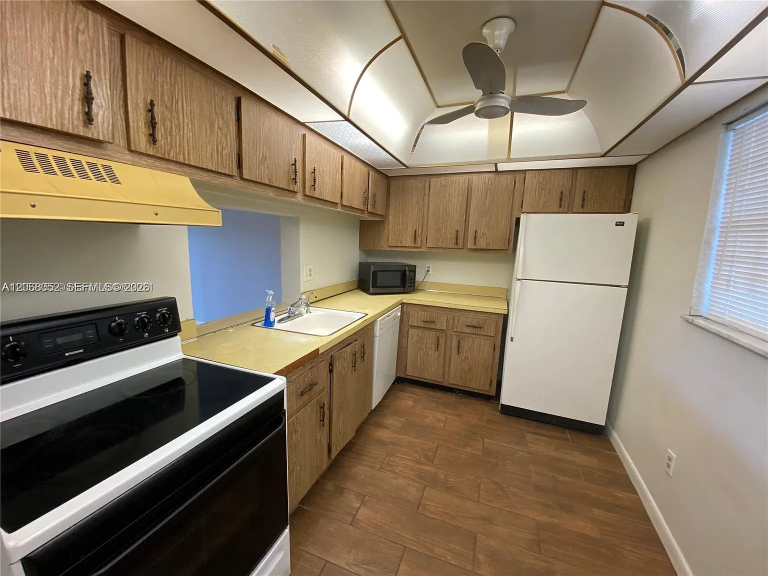 Brookfield Square Condo — Photo 1