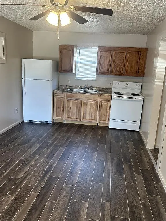 1500 N Hendrick Ave — Photo 1