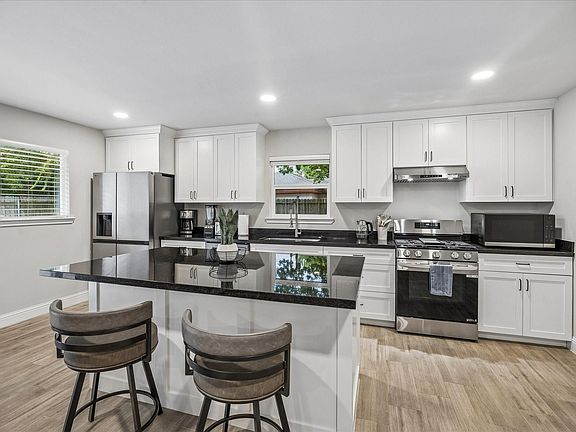 2nd image of 3014 Conway St