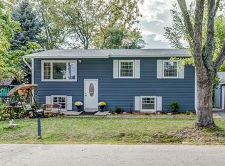 800 Ridgewood Dr, Round Lake, IL 60073