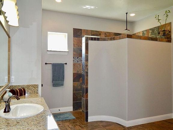 4th image of 201 Grand Oaks Ln