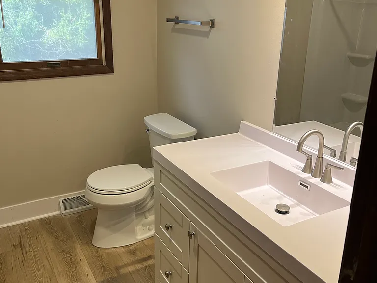 402 W Washington St #B — Photo 8