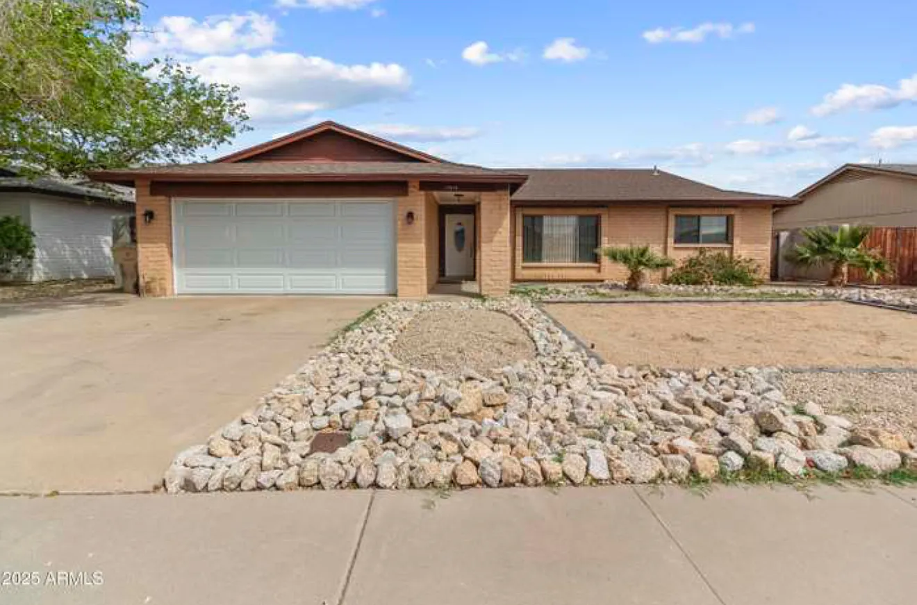 3 bed, 1972 sqft, $2,300 — Photo 1