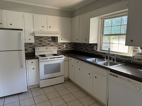 2nd image of 102 Myrtlewood Dr